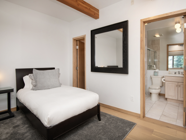 Luxury Vail Village 4 Bedroom Vacation Condo - Walk to Lifts